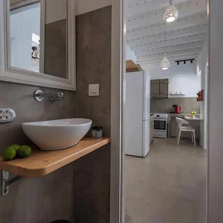 Flaskos Luxury Suites